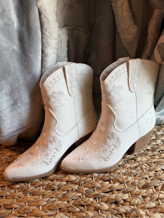 Soda Shoes - Soda Ivory Embroidered Western Boots